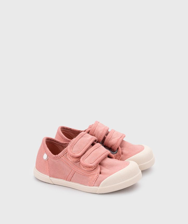 A canvas shoe by Igor, style Lona Velcro, in Nuevo Rosa with cream sole and toe bumper. Double velcro Fastening. Angled right sided view of a pair.
