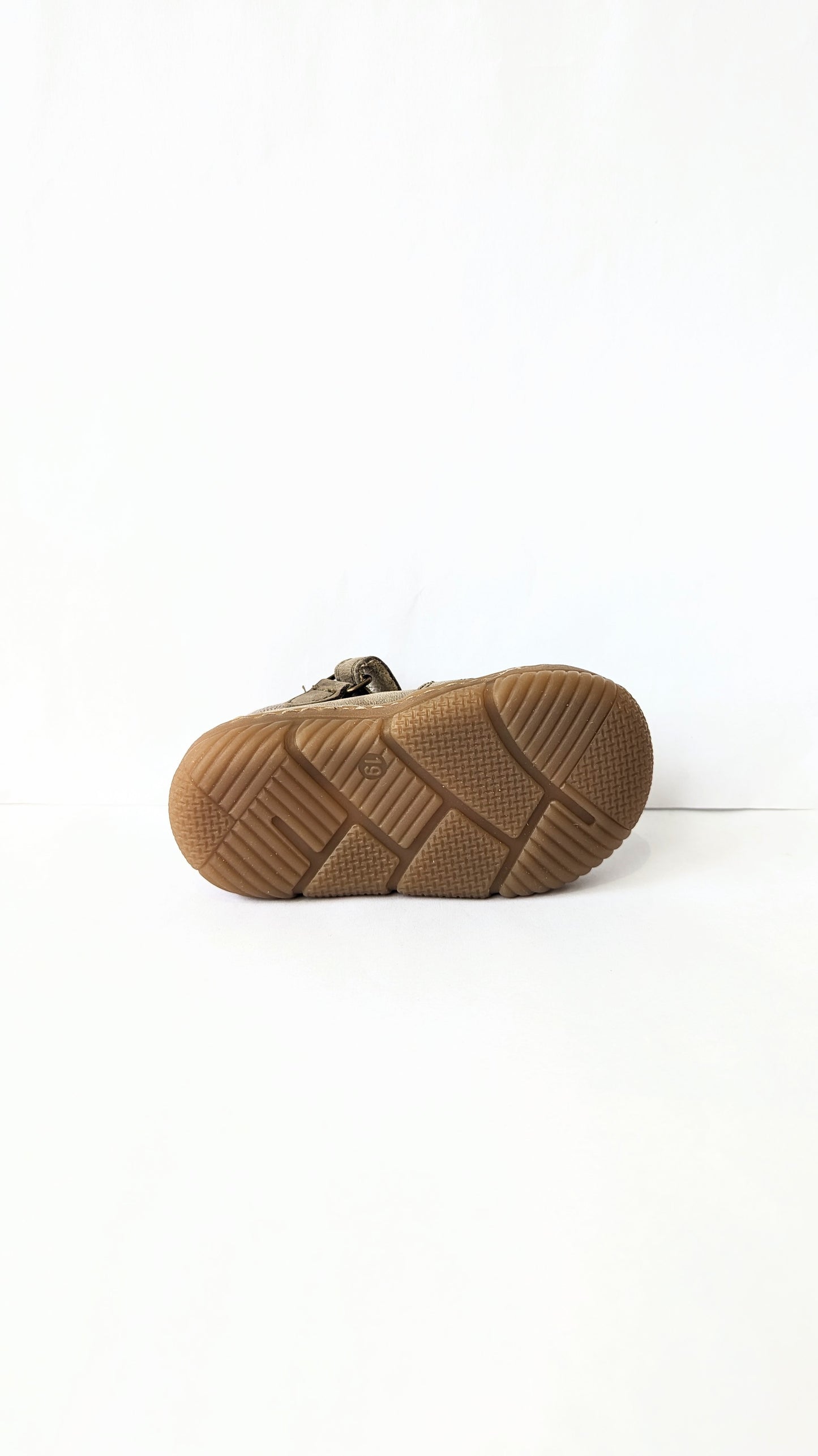 A boys shoe by Bopy, style Jacour, in khaki nubuck with double velcro fastening and toe bumper. View of beige sole.