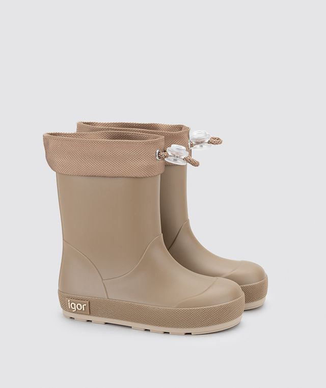 A pair of unisex wellies by Igor, style W10295 Yogi-DK Cuello, in Elmwood with toggle fastening. Angled right side view.