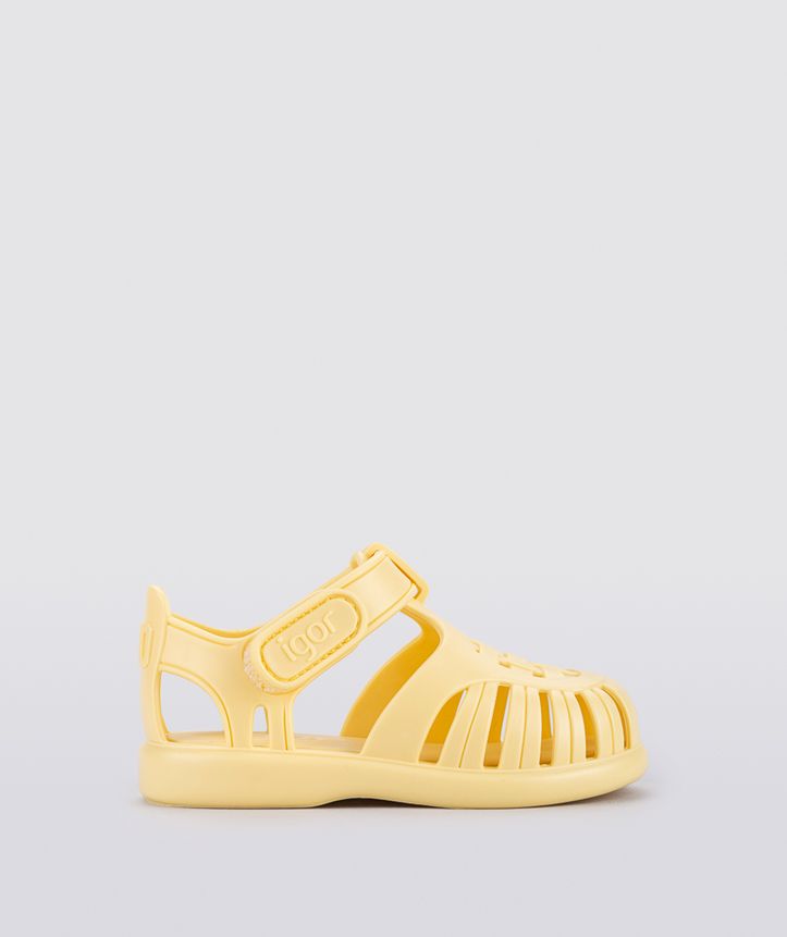 A Jelly shoe by Igor, style Tobby Solid in Vanilla, velcro fastening. Right side view.
