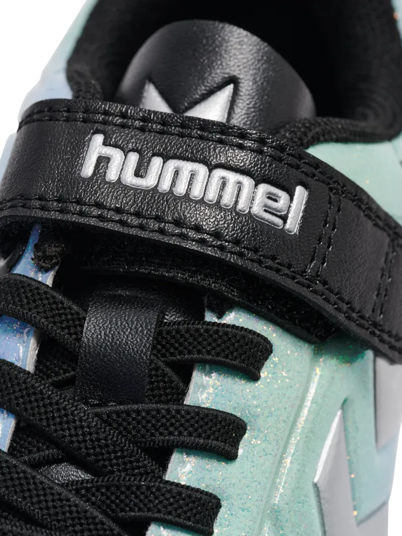 A multi ground football boot by Hummel, style Top Star M.G VC 2.0 JR 236169-7162 in Allure with velcro strap and elastic lace. Zoomed image of branding on strap