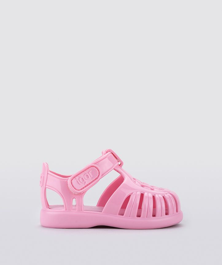 A girls's closed toe unisex jelly sandal by Igor, style Tobby Solid, in Rosa with velcro fastening. Right side view.