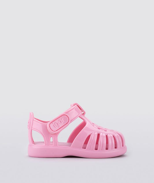 A girls's closed toe unisex jelly sandal by Igor, style Tobby Solid, in Rosa with velcro fastening. Right side view.