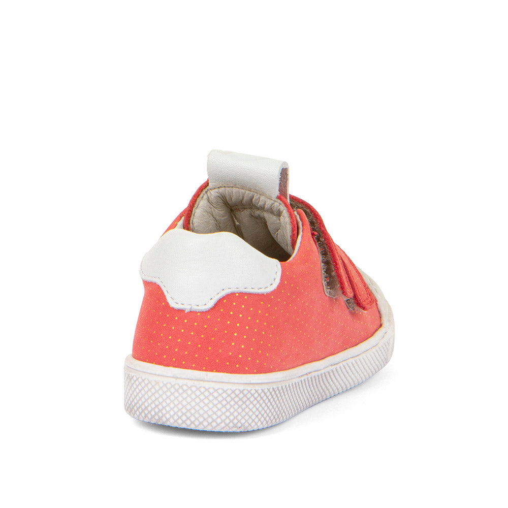 A girls casual shoe by Froddo, style Rosario G2130316-30, in coral leather with gold polka dots and white trim.
Toe bumper and velcro fastening. Angled back view.