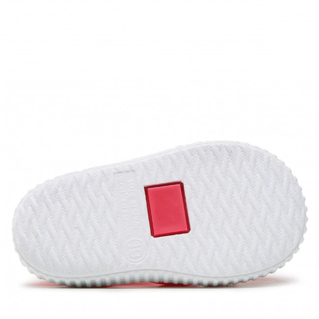 A unisex closed toe jelly shoes by Igor, style Nico, in red and white with velcro fastening. View of sole.