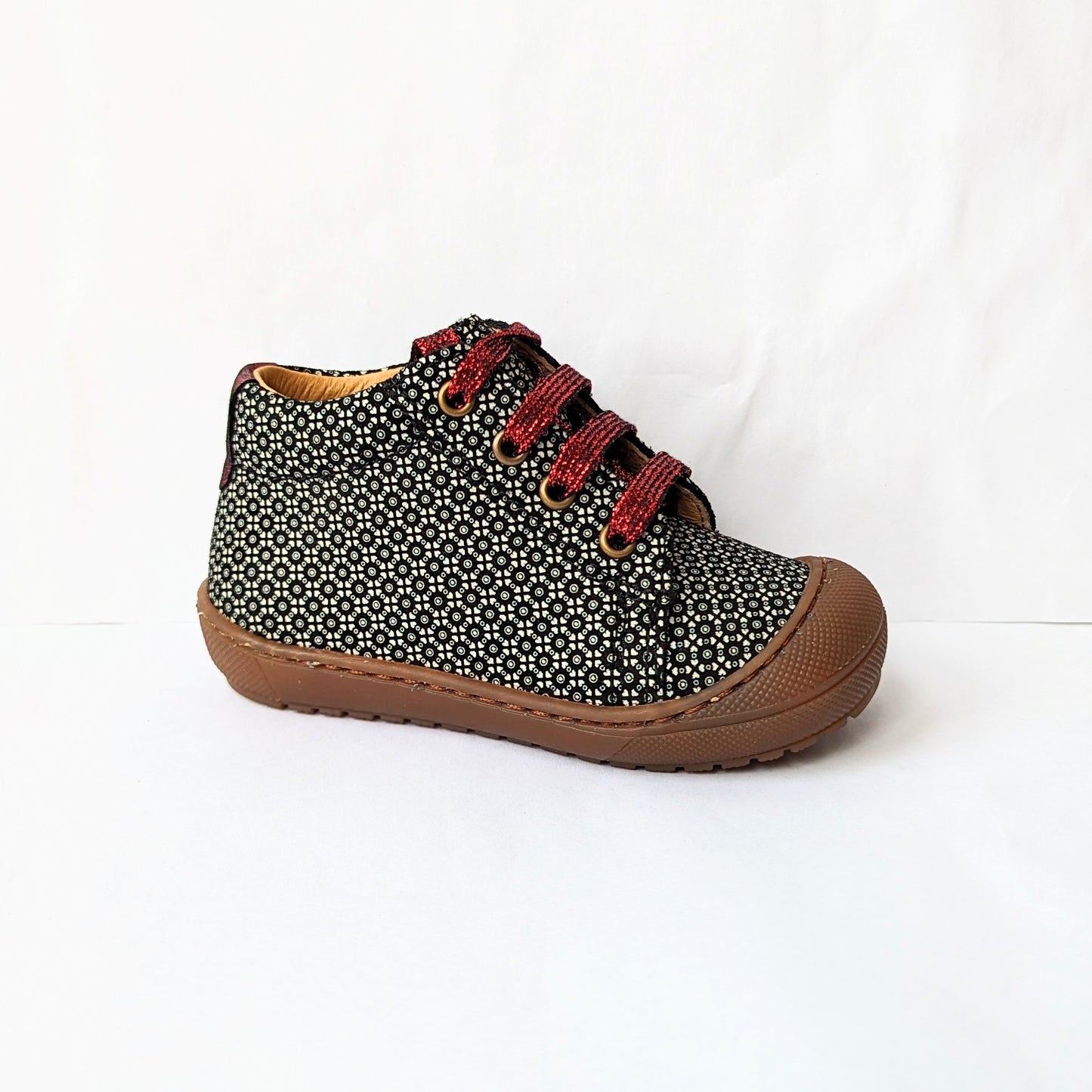 A girls ankle boot by Bopy, style Jolila, in black/silver print nubuck with toe bumper and zip/ bordeaux glitter lace fastening. Right side view.