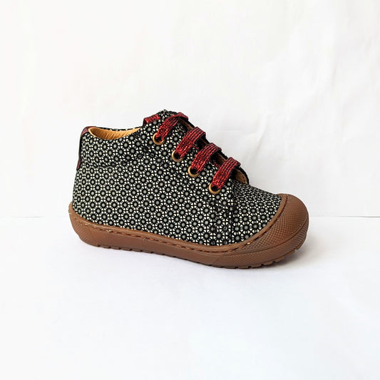 A girls ankle boot by Bopy, style Jolila, in black/silver print nubuck with toe bumper and zip/ bordeaux glitter lace fastening. Right side view.