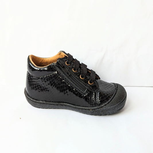 A girls ankle boot by Bopy, style Joseva, in black patent leather croc with toe bumper and zip/glitter lace fastening. Right side view.