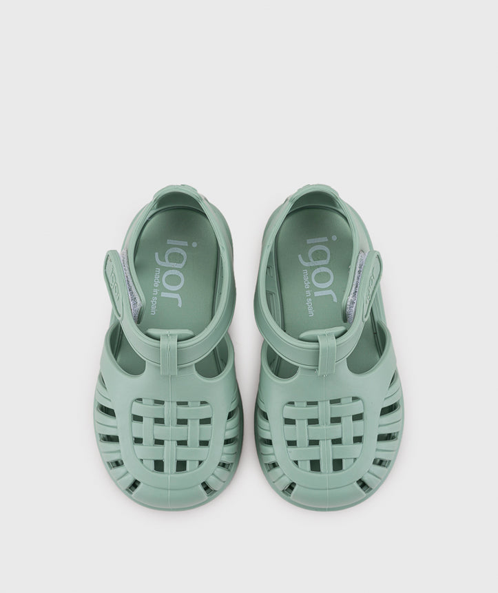 A unisex jelly sandal by Igor, style Tobby Solid in Matcha with velcro strap. Top view of pair