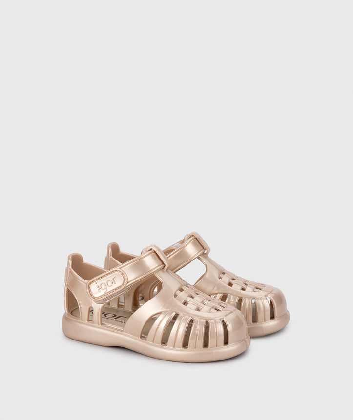 A girls jelly sandal by Igor, style Tobby Nacar in Platino, with velcro strap. Angled side view of pair