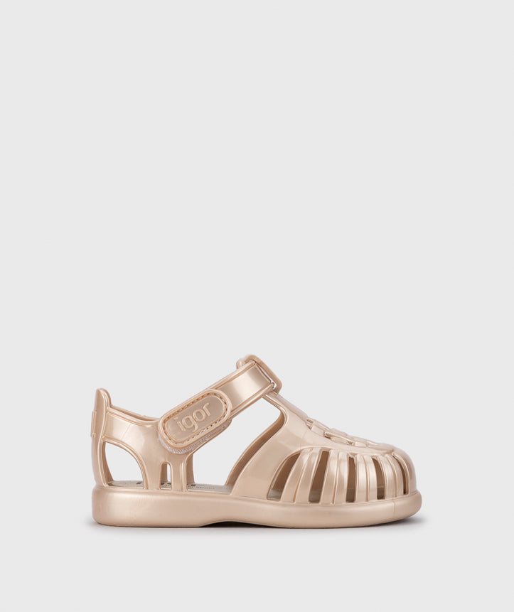 A girls jelly sandal by Igor, style Tobby Nacar in Platino, with velcro strap. Right side view