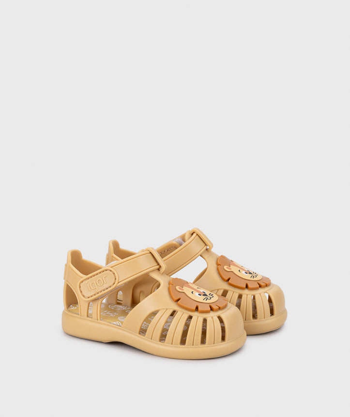 A unisex jelly shoe by Igor, style Tobby Leon in Dijon with velcro strap and lion design on front. Angled side view of pair