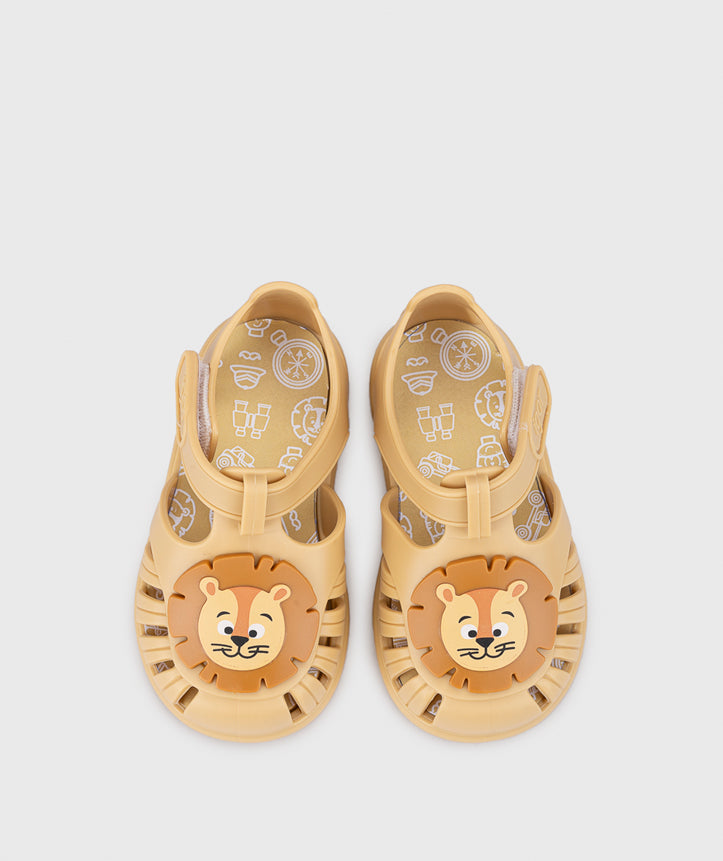 A unisex jelly shoe by Igor, style Tobby Leon in Dijon with velcro strap and lion design on front. Top view of pair