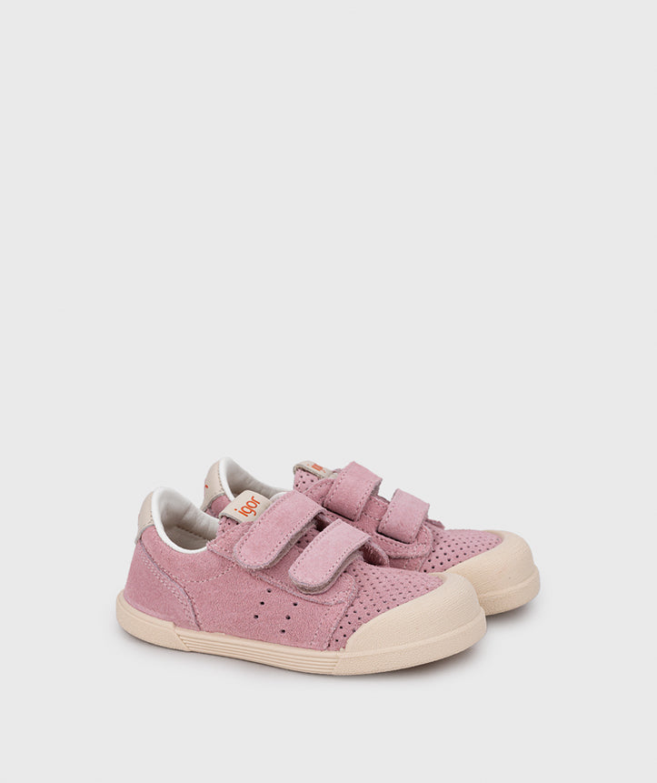 A girls casual shoe by Igor, style Tennis Fresh in Rosa with two velcro straps and toe and heel bumpers. Angled front view