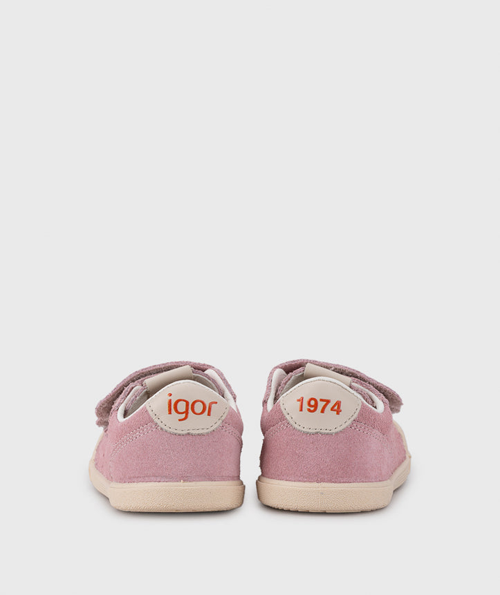 A girls casual shoe by Igor, style Tennis Fresh in Rosa with two velcro straps and toe and heel bumpers. Back view of pair with logo on heel