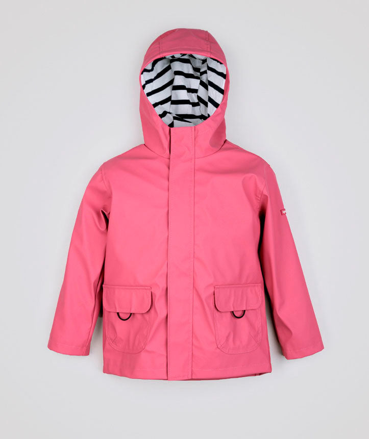A girls hooded rain coat by Igor, style Euri, in pink with pockets and navy and white stripe lining. Front view.