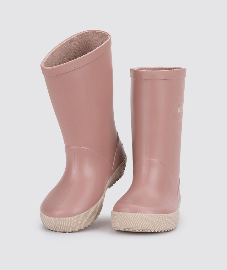 A pair of girls wellies by Igor, style DK Splash, in rose pink with light pink sole. Angled front view.