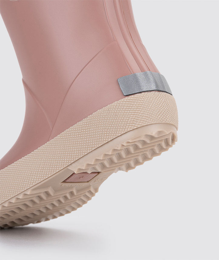 A girls welly by Igor style DK Splash, in rose pink with light pink sole. Close up of heel.
