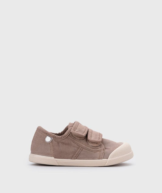 A canvas shoe by Igor, style Lona Velcro, in Cacao with cream sole and toe bumper. Double velcro Fastening. Right side view.