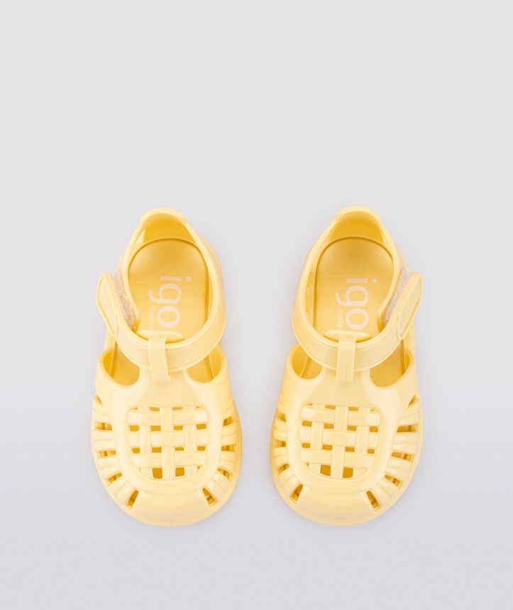 A girls's closed toe unisex jelly sandal by Igor, style Tobby Solid, in vanilla with velcro fastening. . View of pair from above.