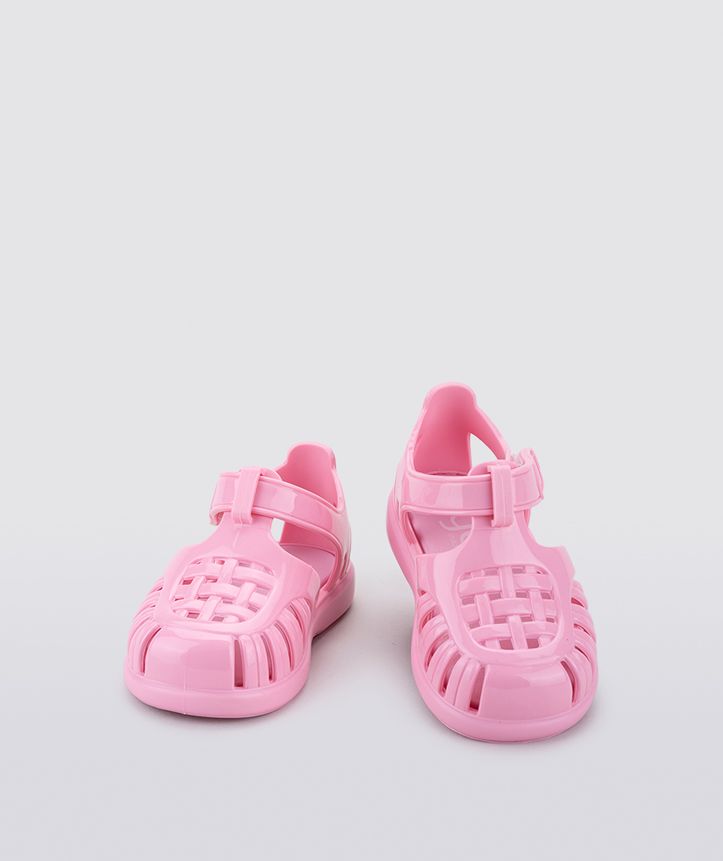 A girls's closed toe unisex jelly sandal by Igor, style Tobby Solid, in vanilla with velcro fastening. Front view of pair.