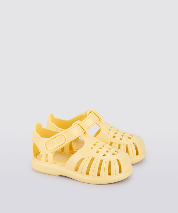 A Jelly shoe by Igor, style Tobby Solid in Vanilla, Angled view of a pair.