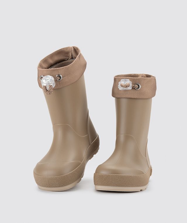 A unisex wellie by Igor, style W10295 Yogi-DK Cuello, in Elmwood with toggle fastening. Angled front view.