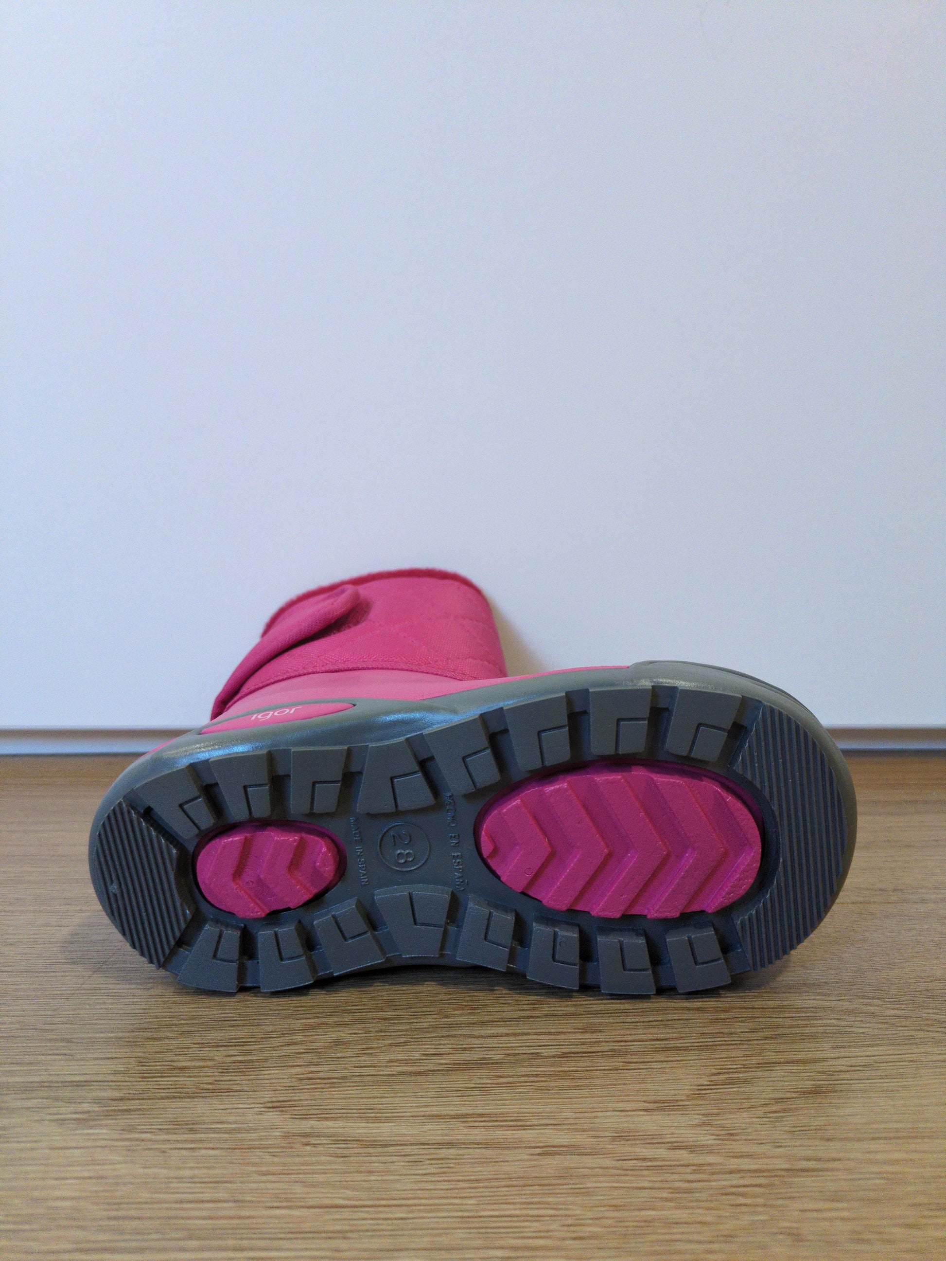 A girls lined snow boot by Igor, style Topo Ski,  in pink with velcro fastening. Sole view.