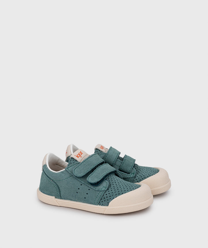 A boys casual shoe by Igor, style Tennis Fresh in Salvia with two velcro straps and toe and heel bumpers. Right side view of pair