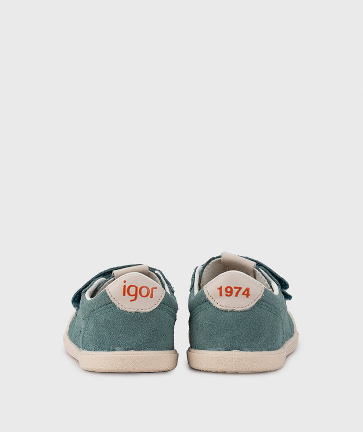 A boys casual shoe by Igor, style Tennis Fresh in Salvia with two velcro straps and toe and heel bumpers. Back view of pair with logo on ankle
