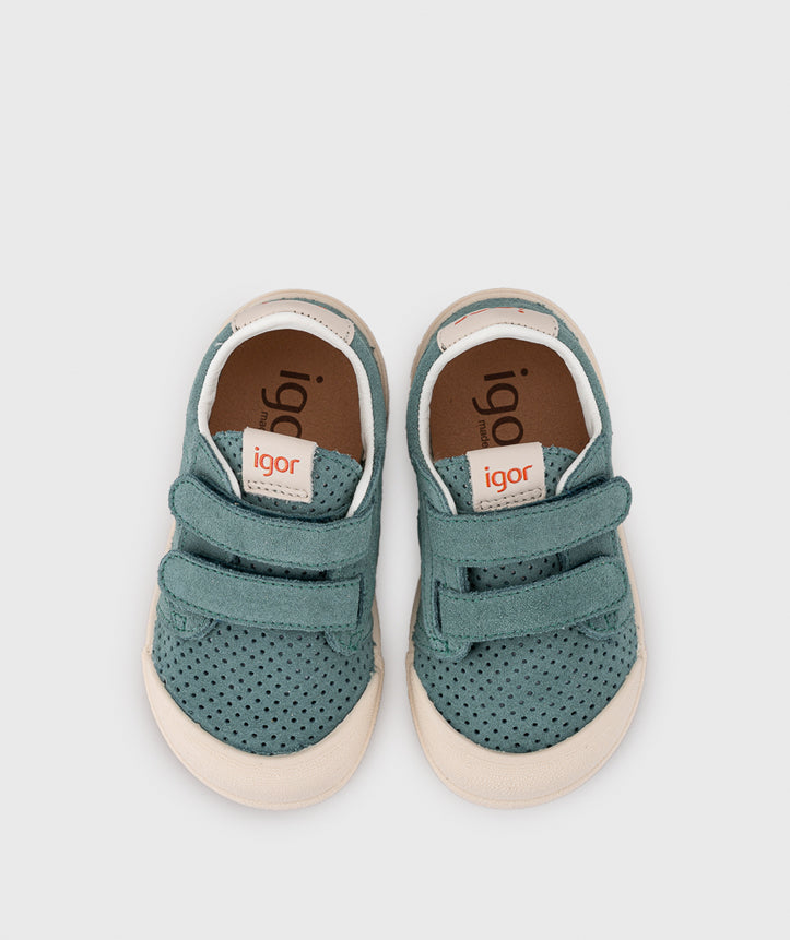 A boys casual shoe by Igor, style Tennis Fresh in Salvia with two velcro straps and toe and heel bumpers. Top view of pair