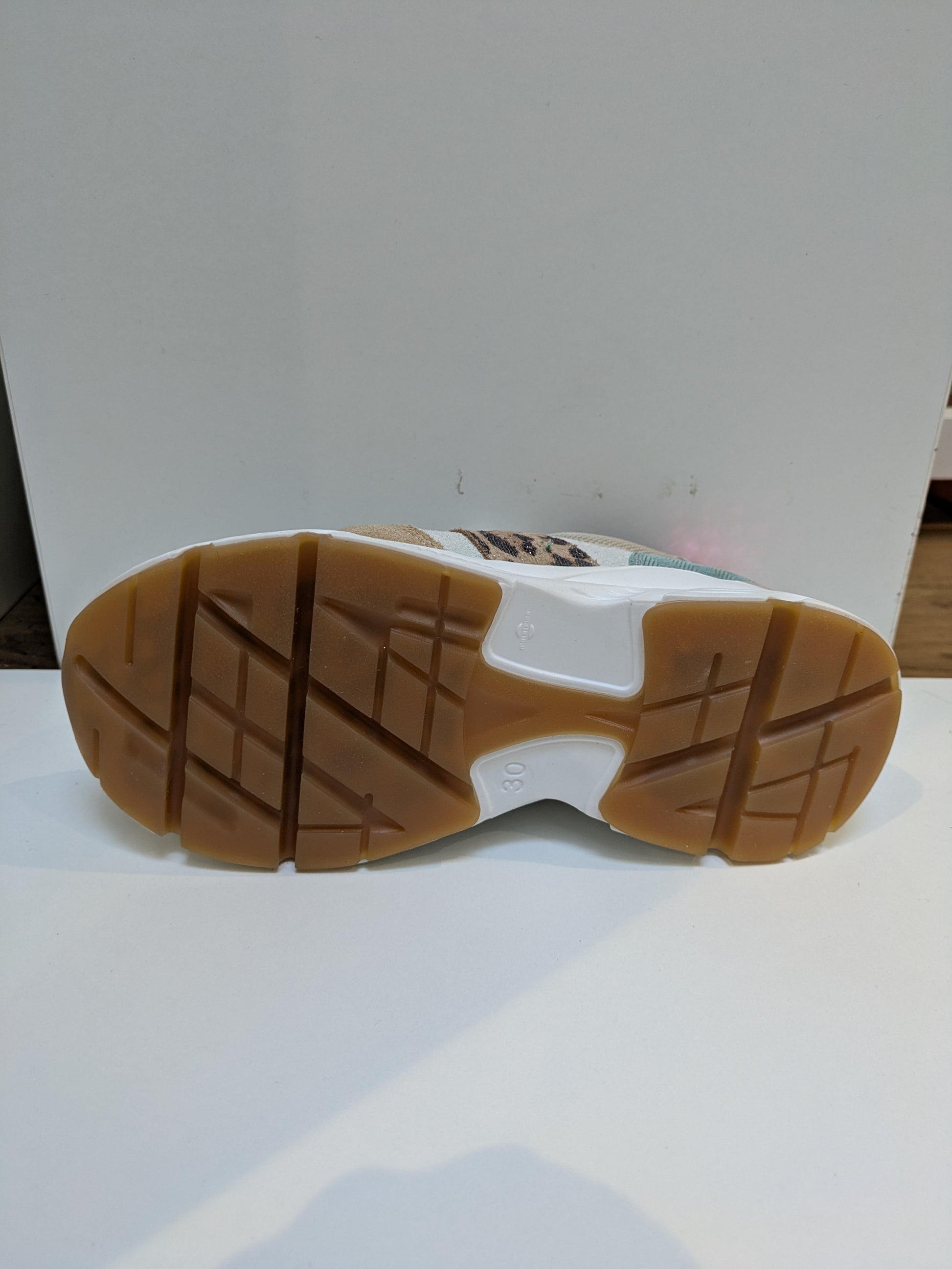 A girls casual trainer by Bopy, style Sarbacane in beige / multi, lace / zip fastening. View of gum sole.