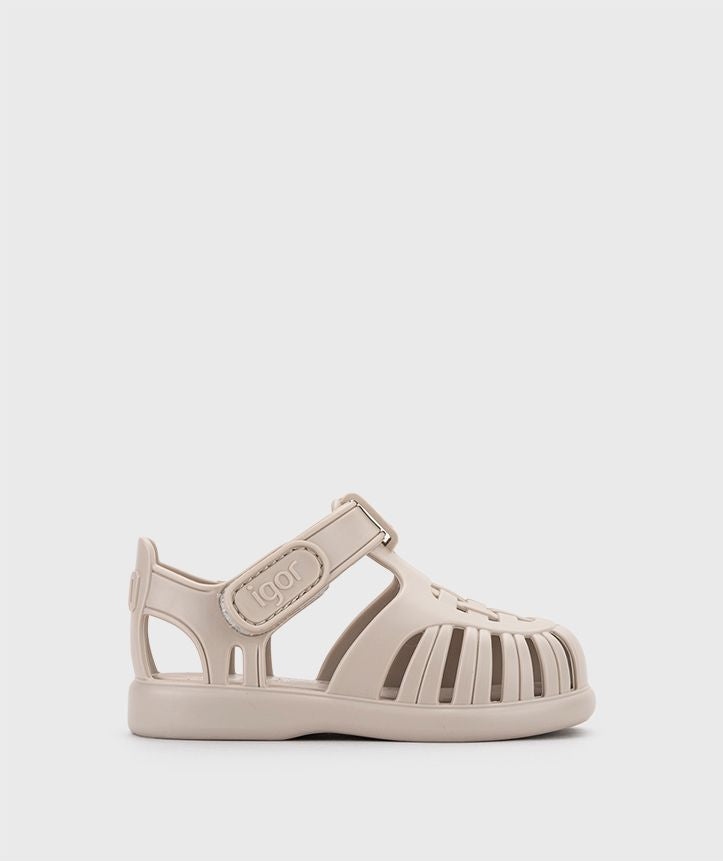 A child's closed toe unisex jelly sandal by Igor, style Tobby Solid, in cream  with velcro fastening. Right side view.