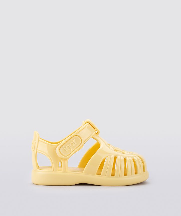 A girls's closed toe unisex jelly sandal by Igor, style Tobby Solid, in vanilla with velcro fastening. Right side view.