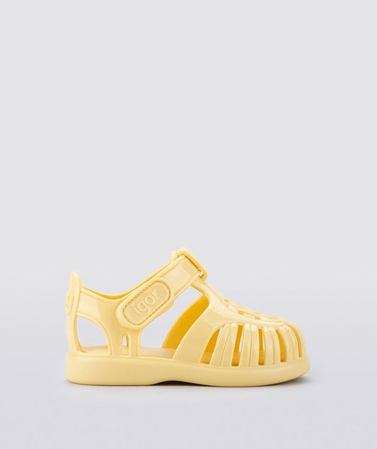 A girls's closed toe unisex jelly sandal by Igor, style Tobby Solid, in vanilla with velcro fastening. Right side view.