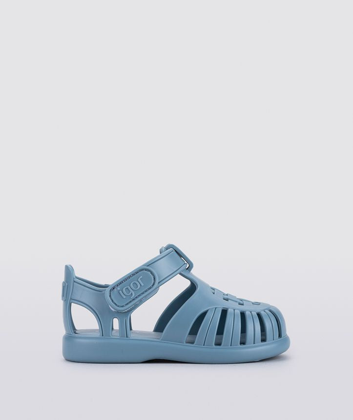 A child's closed toe unisex jelly sandal by Igor, style Tobby Solid, in oceano with velcro fastening. Right side view.