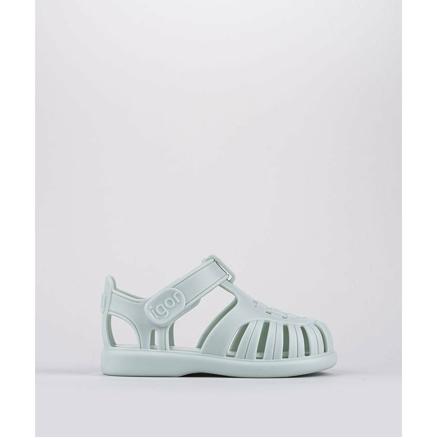 A closed toe sandal by Igor, style Tobby , in pale green with velcro fastening. Right side view.