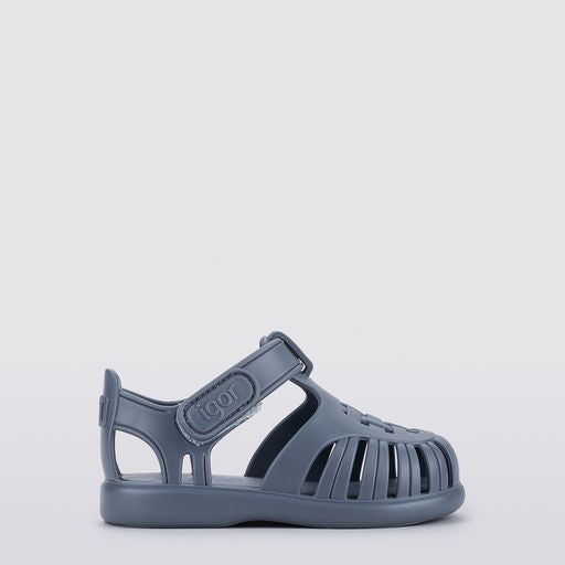 A unisex jelly shoe by Igor, style Tobby Solid, in blue with vecro strap. Right side view.